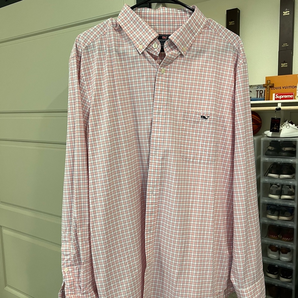 BRAND NEW NEVER WORN Vineyard Vines button up longsleeve size large.